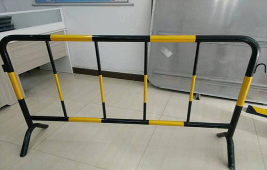 黃黑鐵馬<a href=http://m.nwpz.com.cn target=_blank class=infotextkey>護(hù)欄</a>