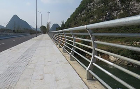 公路隔離<a href=http://m.nwpz.com.cn target=_blank class=infotextkey>護(hù)欄</a>