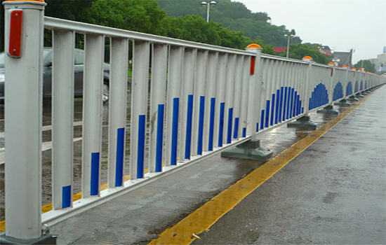 公路中間<a href=http://m.nwpz.com.cn target=_blank class=infotextkey>護(hù)欄</a>