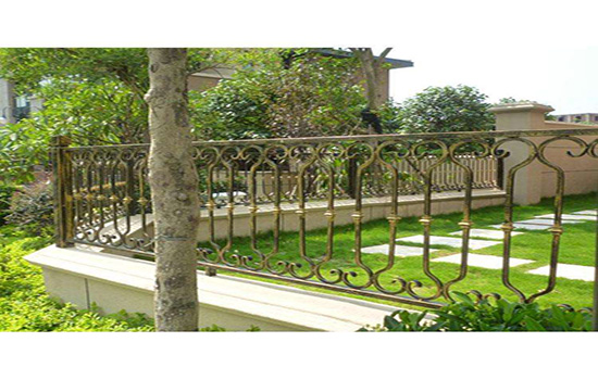 圍墻鐵<a href=http://m.nwpz.com.cn target=_blank class=infotextkey>護(hù)欄</a>