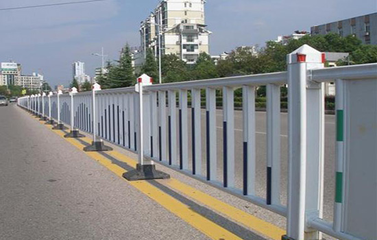 小區(qū)道路<a href=http://m.nwpz.com.cn target=_blank class=infotextkey>護(hù)欄</a>