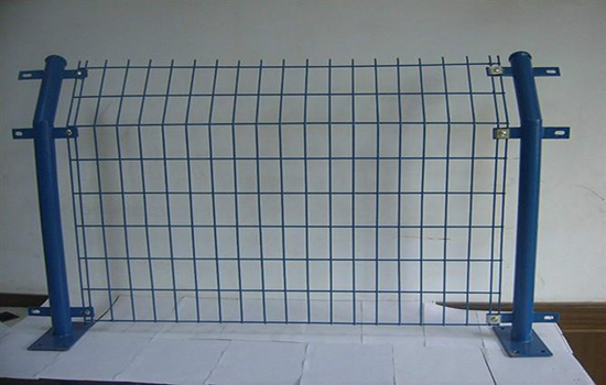 雙邊<a href=http://m.nwpz.com.cn target=_blank class=infotextkey>護欄網(wǎng)</a>