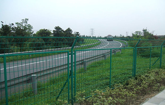 高速公路<a href=http://m.nwpz.com.cn target=_blank class=infotextkey>護欄網(wǎng)</a>價格